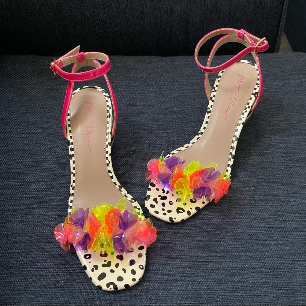 Like new Betsey Johnson Kove sandals size 8.5 - Picture 2 of 6